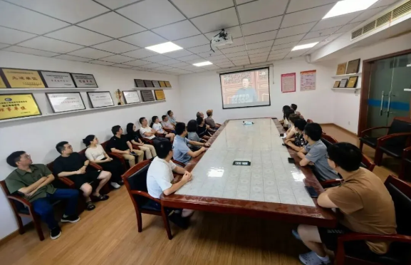 德信公司组织全体员工观看中国人民抗日战争暨世界反法西斯战争胜利80周年大会 图片.jpg